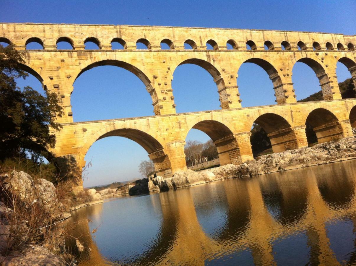 A Gauche Du Pont Hotel Vers Pont du Gard Exterior photo